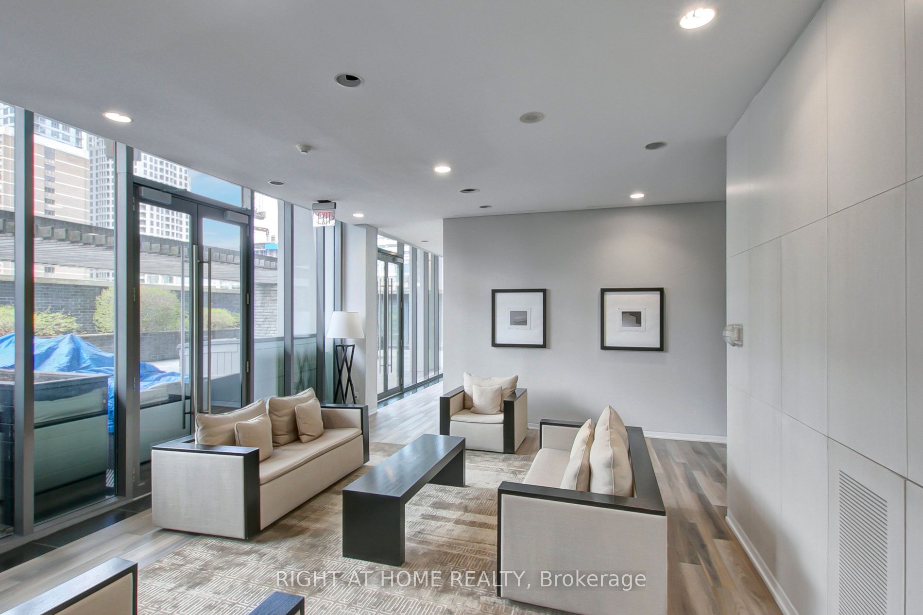 33 E Charles St 4009