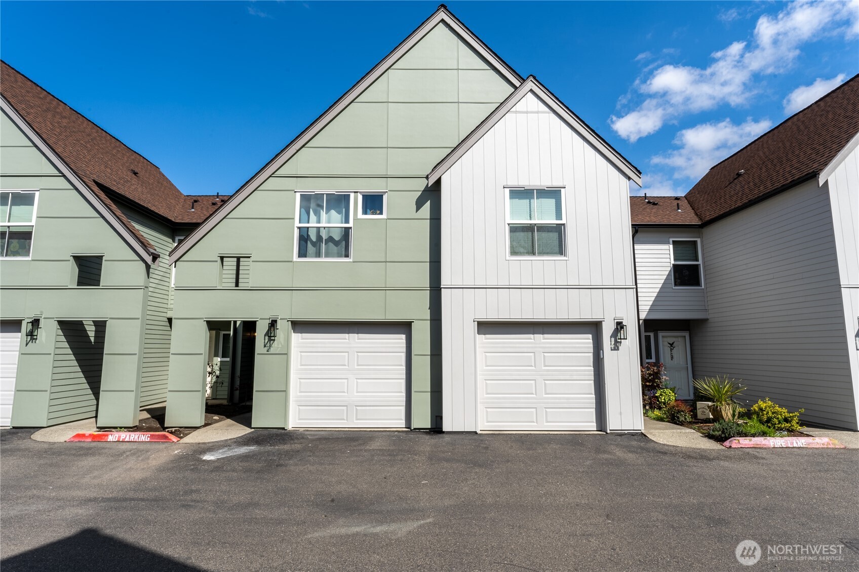 Welcome home to your gated community of Village on James St. This 2 bedroom, 2+ bathroom townhome features an open design, vaulted ceilings, oversized windows. Large open living room with gas fireplace & dining room leading to a fenced patio & small yard. Half bath on the main floor and each bedroom has it's own bath, plus a spacious walk-in closet in the Primary bedroom. Attached 1-car garage + extra storage. HOA dues include Water, Sewer, Garbage, Gas, & the amenities of a clubhouse, exercise room, sport court, pool & sauna! Convenient to Hwy 167/I5, Kent Station, public transit, airport, ShoWare, parks & golf. Don't miss the advantages and benefits this complex has to offer!