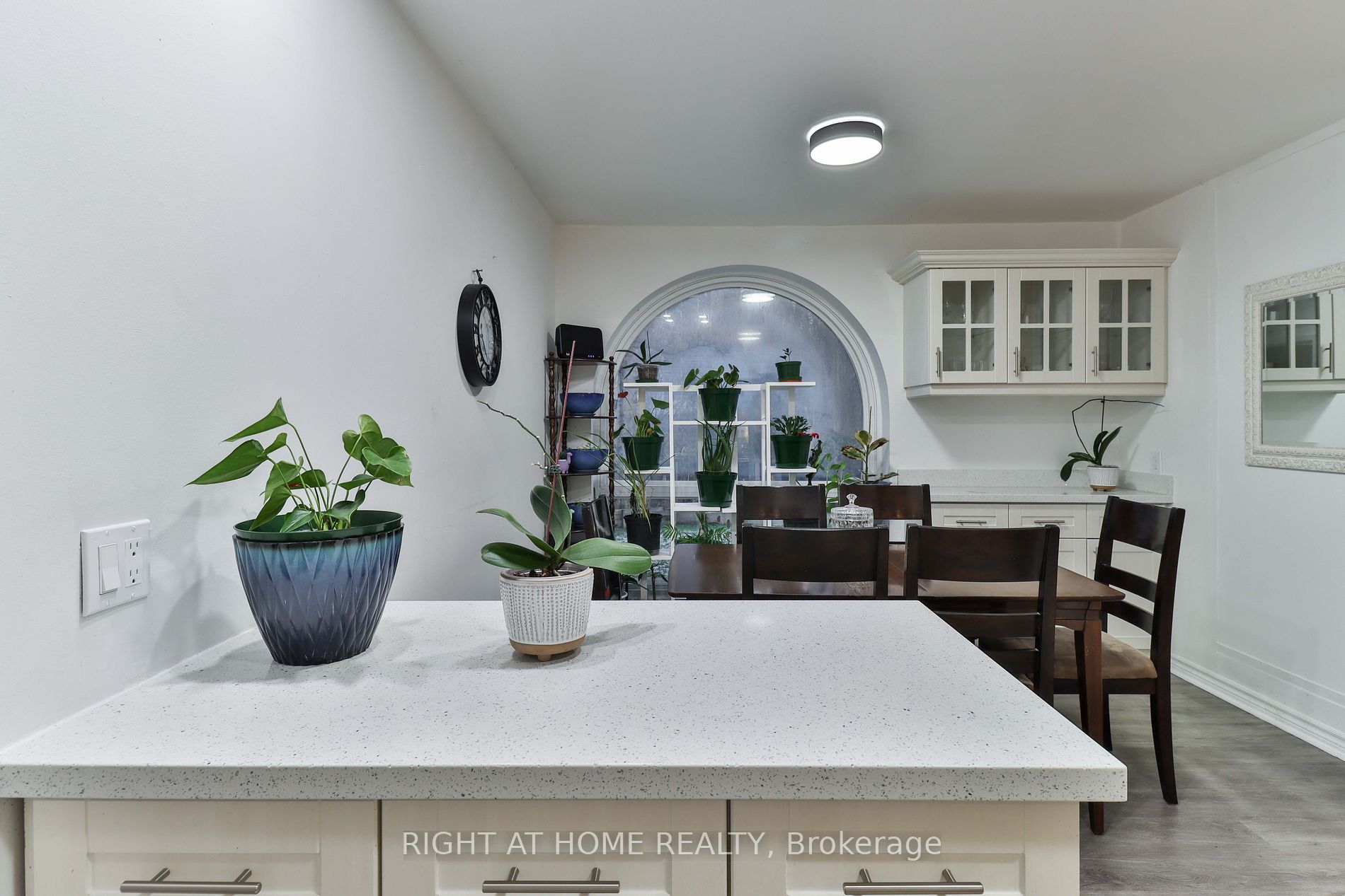 19 London Green Crt 98