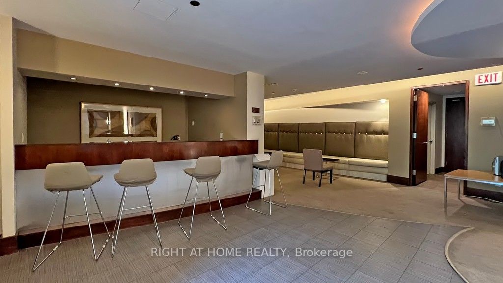 500 W Queens Quay 808W