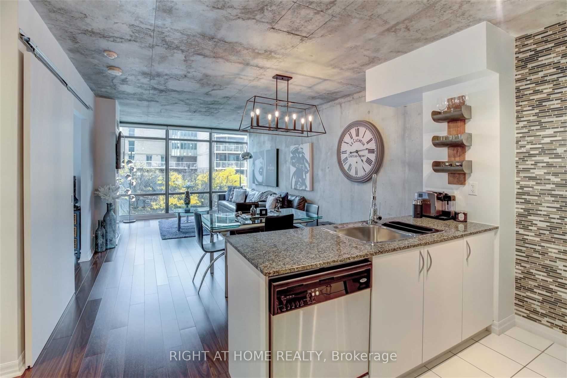 22 E Wellesley St 502