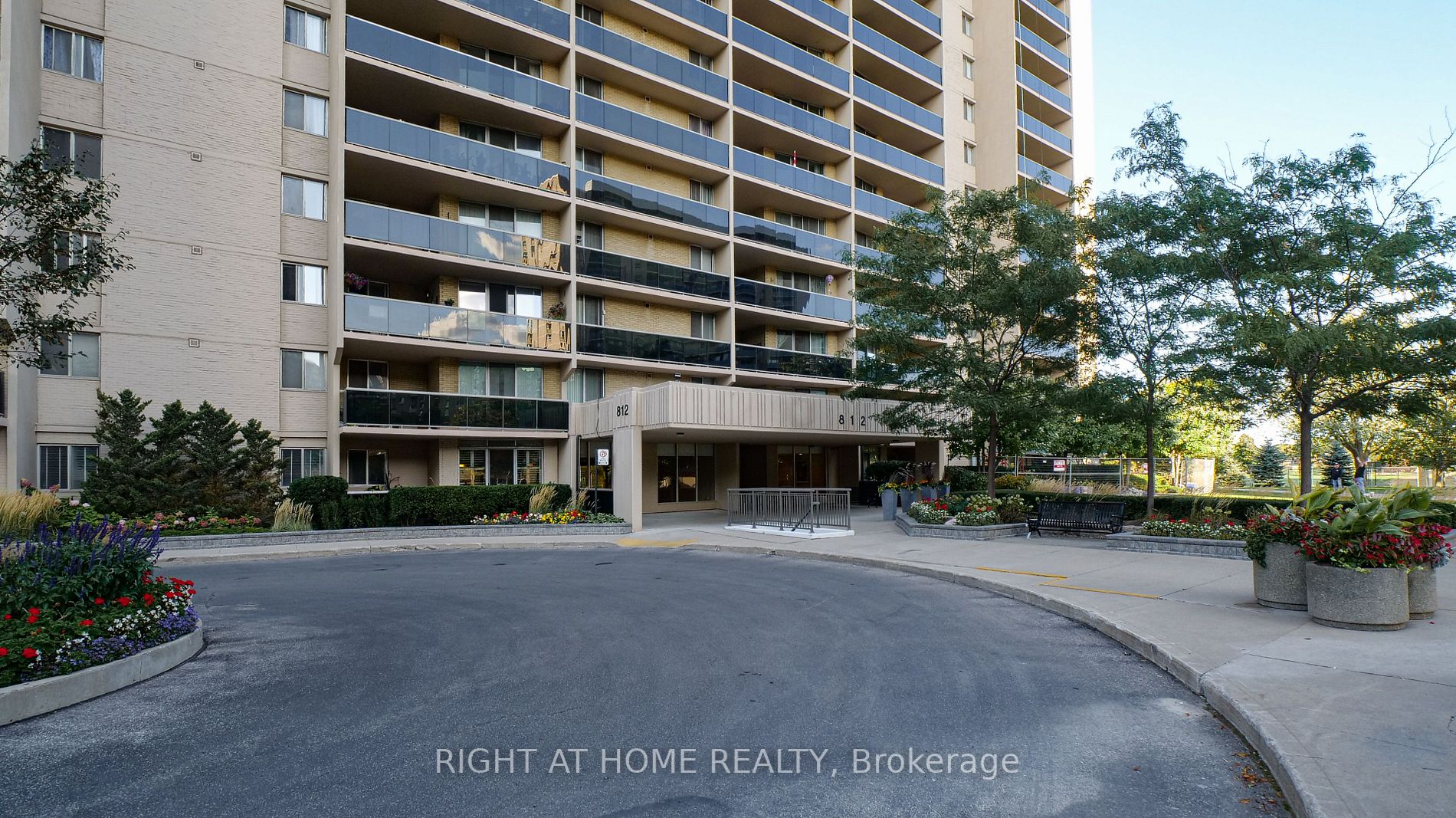 812 Burnhamthorpe Rd 705