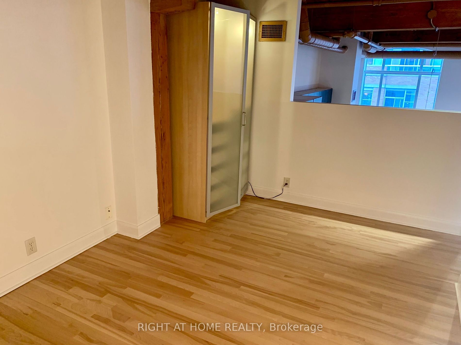 993 W Queen St 413