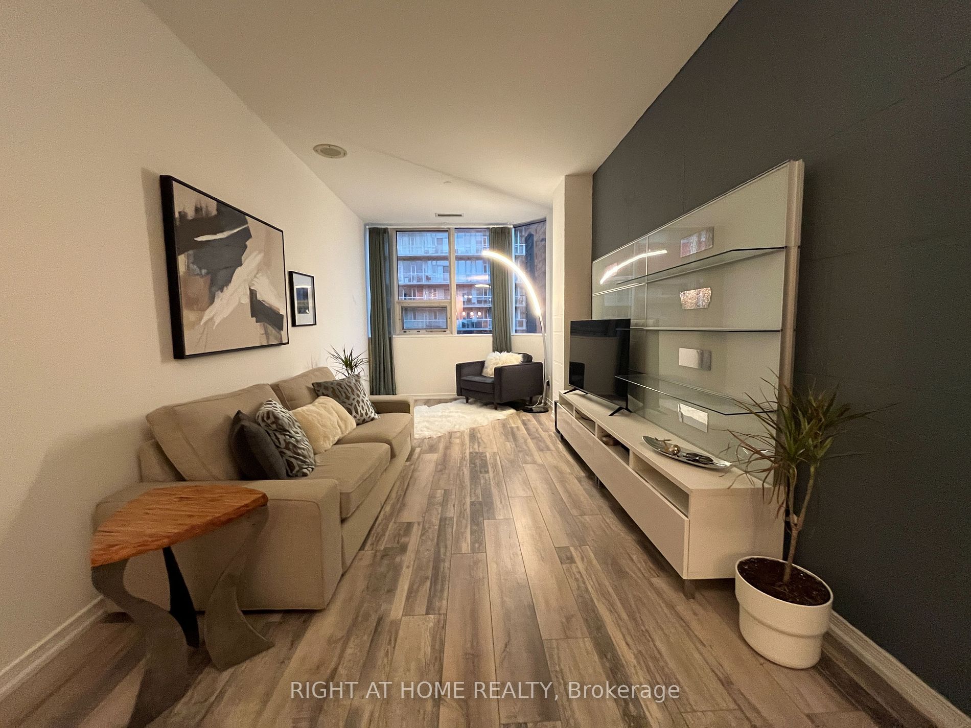 393 King St 1106