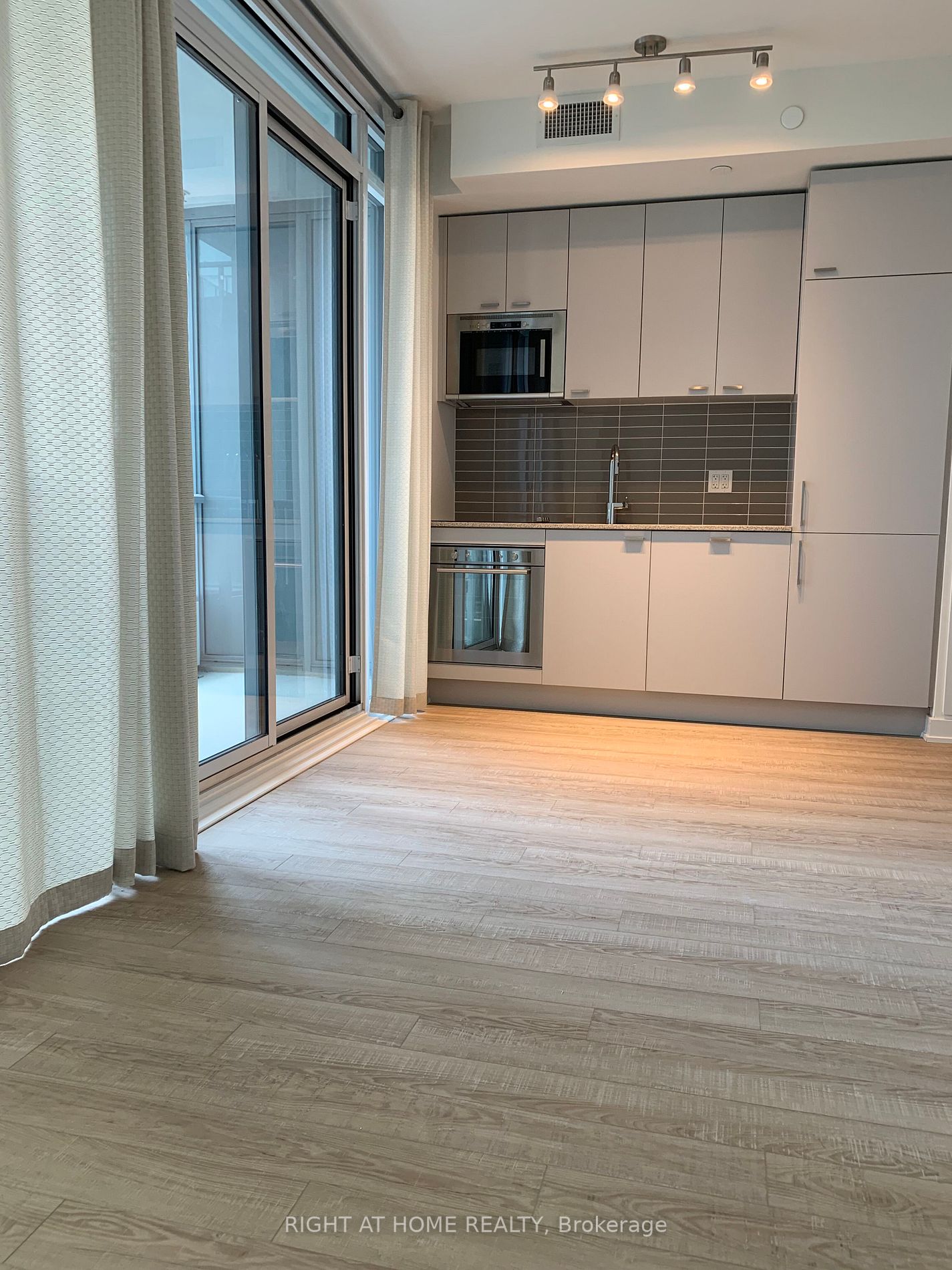 576 W Front St 1001