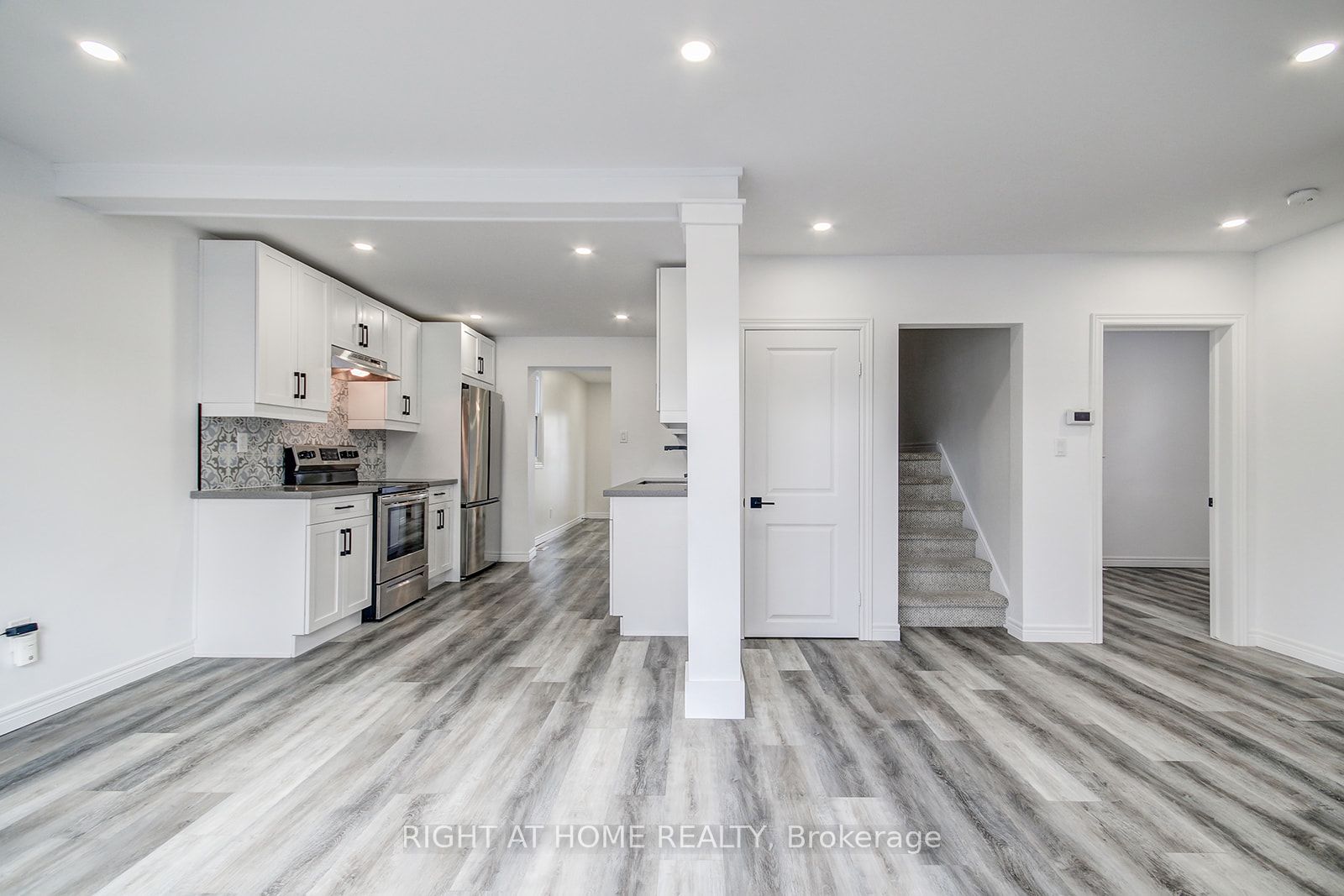 631 E Queensdale Ave Upper
