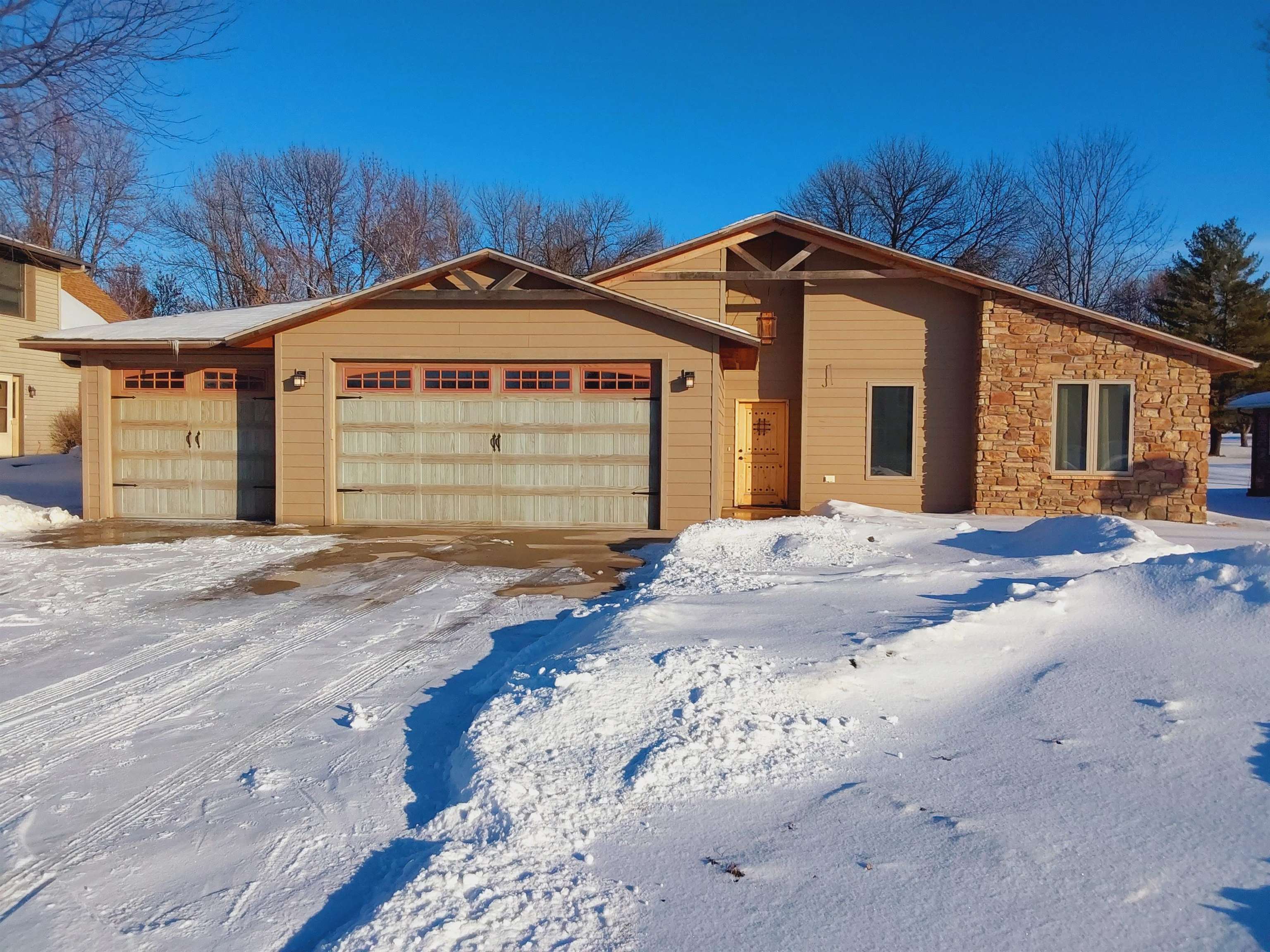 994 S Emerald Hills Drive S, Arnolds Park, IA 51331