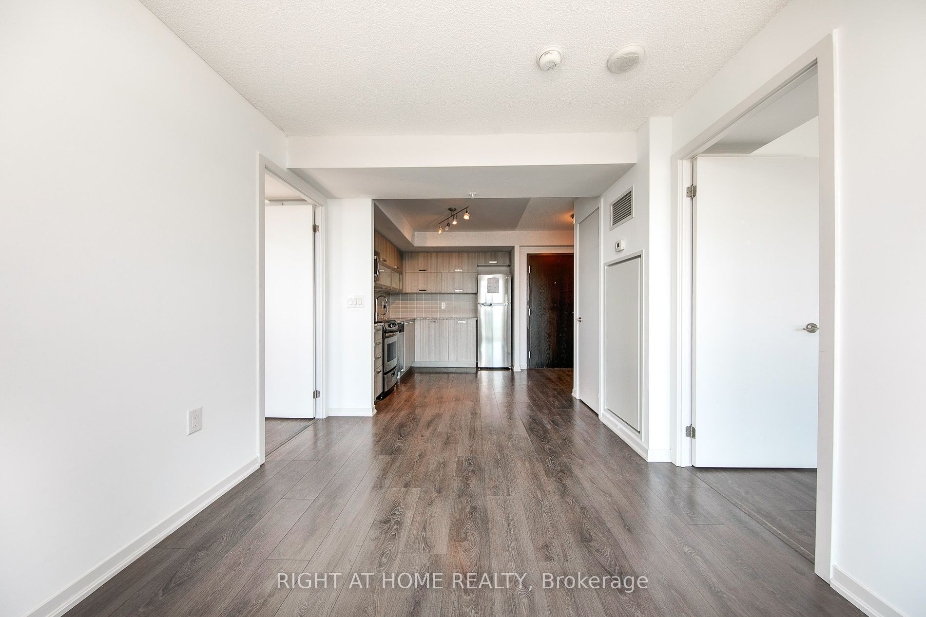 36 Lisgar St 2110E