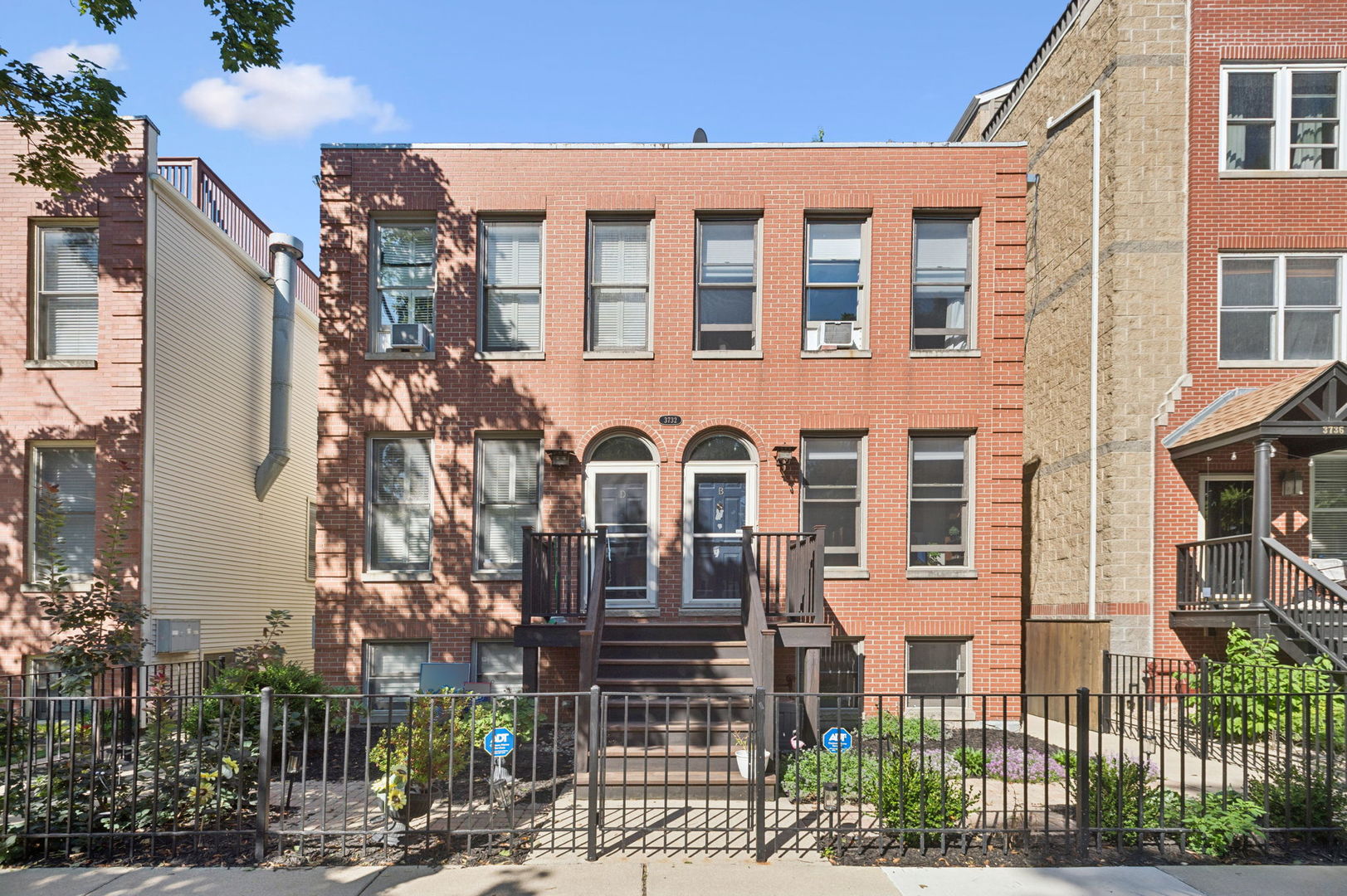 Beautifully updated 3 bed 2 bath townhome in Southport/Lakeview neighborhood. Well designed floor plan with 2 living family/rec spaces, updated baths, beautiful white cook's kitchen (ss appliances, soft close custom Shaker Fabuwood cabinets, Quartz counter tops , Carrera marble backsplash and a deep granite composite sink)with good prep space and tons of storage. Private roof top deck, Gated front yard and 1 car garage spot. Ideally located steps to Southport corridor, Jewel Osco, CVS, Music Box Theater, Southport Brown line train, fabulous restaurants, shops and so much more! This home is in move in condition!
