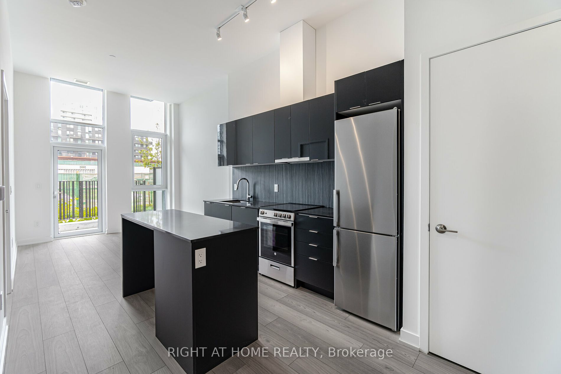 8 Tippet Rd 0110