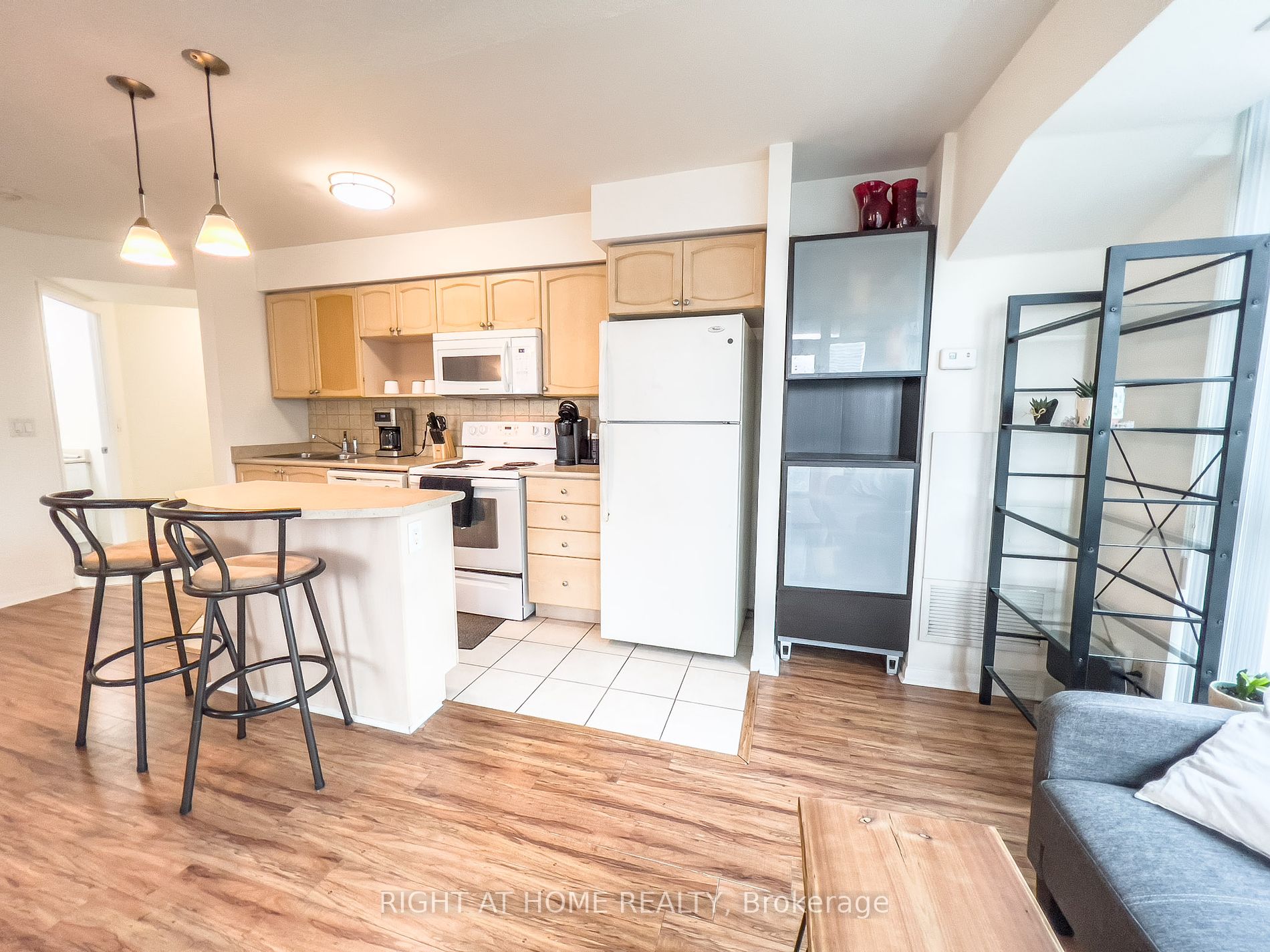 18 Yonge St 1405