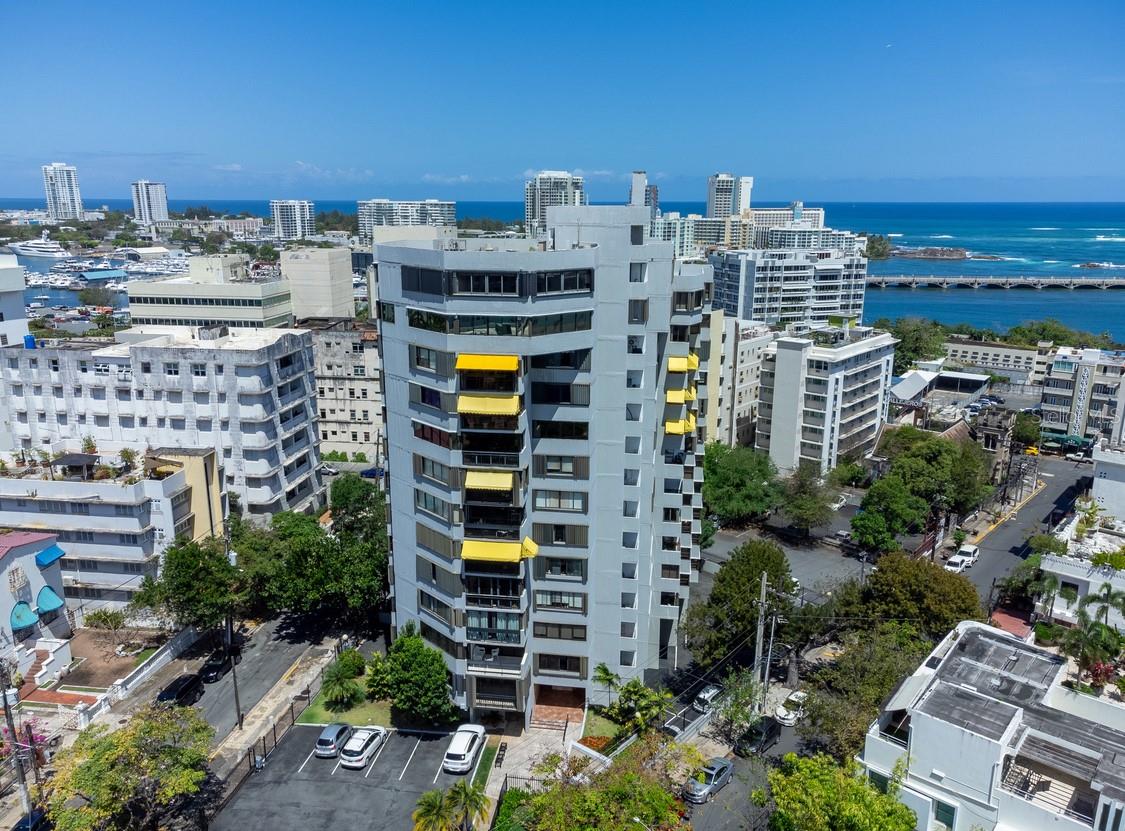 Excellent 3-Bedroom Apartment – Move-In Ready! Beautifully remodeled 3-bedroom, 2-bathroom apartment offering privacy with only two units in the floor  floor. Bright, spacious, and airy with stunning views from every room. Centrally located within close distance to restaurants, the beach, and schools. Immediate occupancy available. Includes one parking space