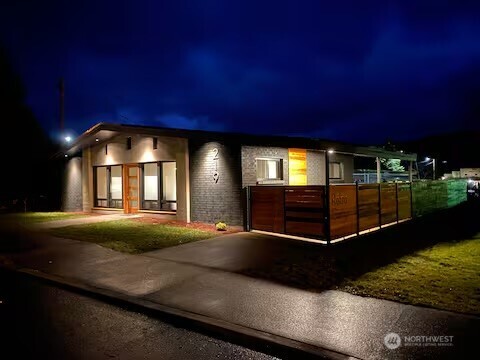 Very popular STR, come see the retro camp! Perfect STR for business trips, passing through and more. If you are looking for an investment, this is the one. Financials available. Buy a property that can pay for itself. The backyard is privacy fenced, with a slab patio and outdoor kitchen, hot tub and more.