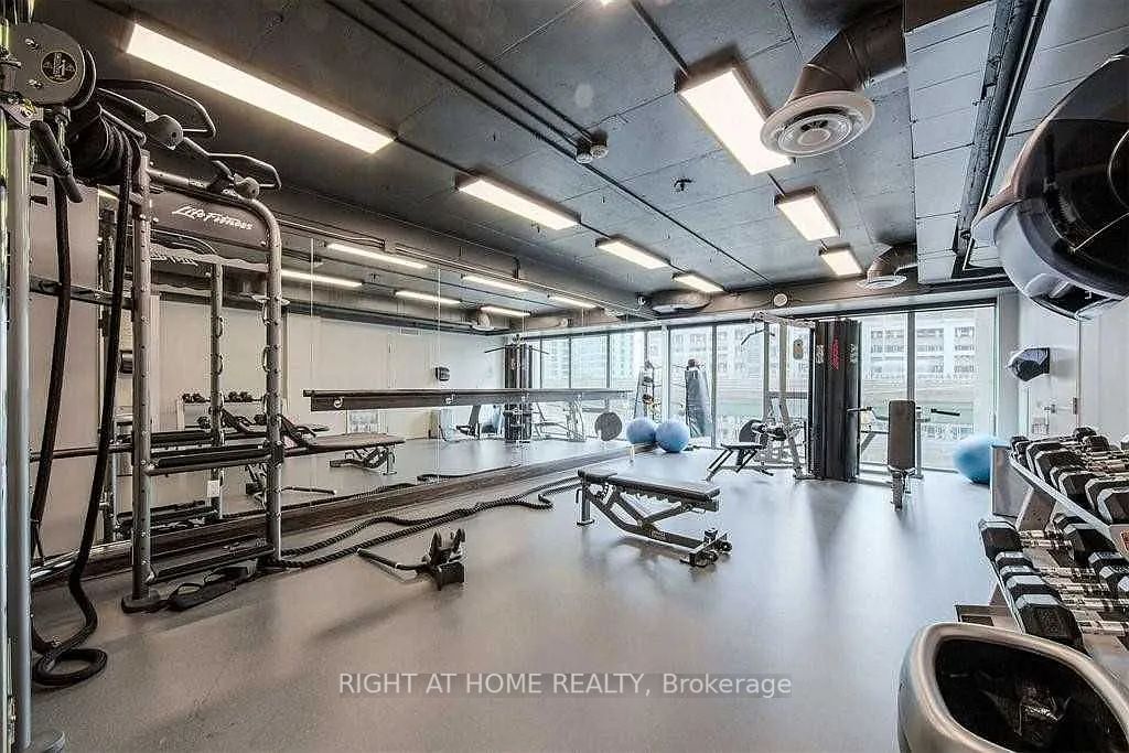 19 Grand Trunk Cres 305