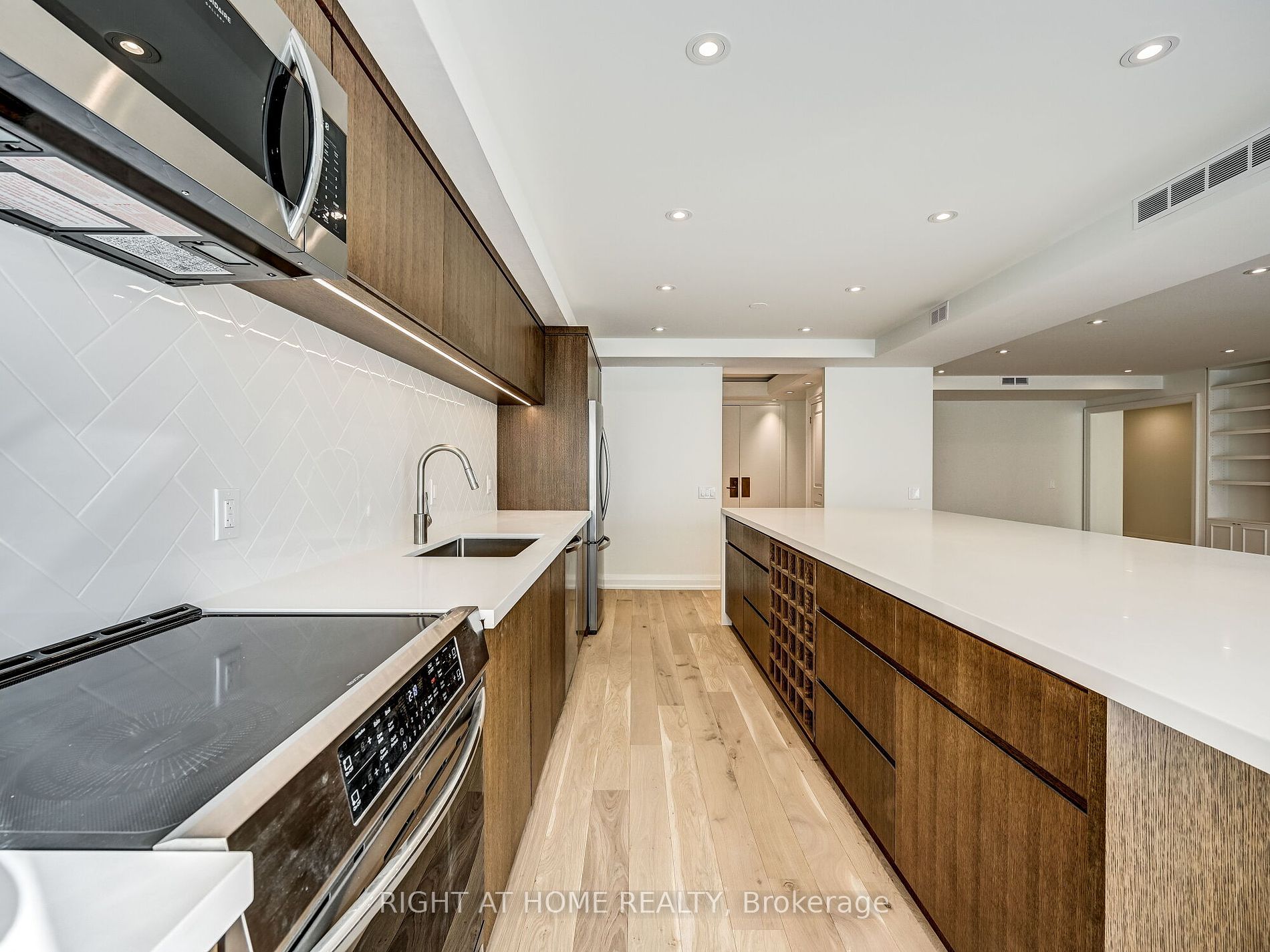 480 W Queens Quay 402W