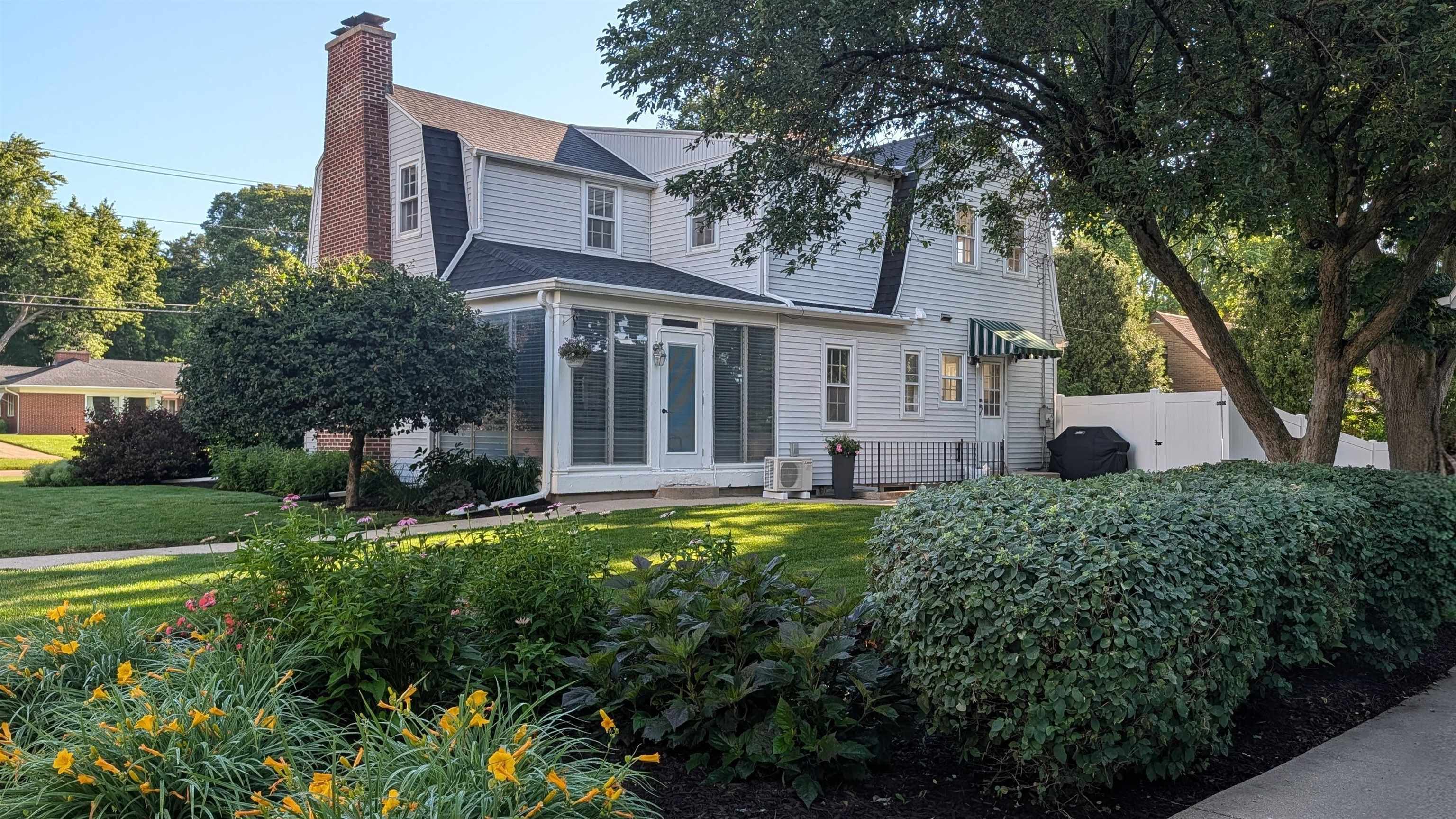 1325 W Lincoln