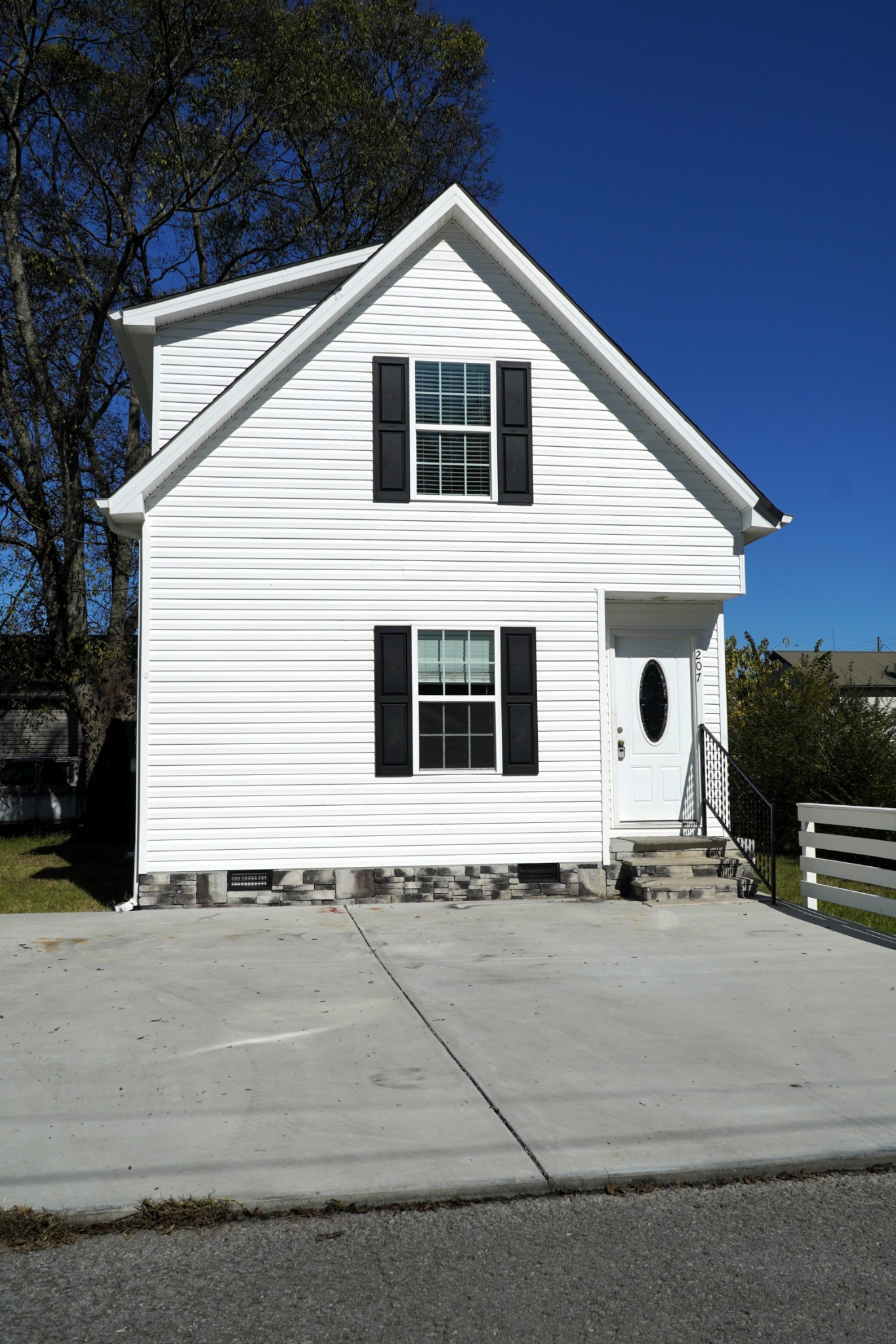 207 Campbell St W — sold June 1, 2026