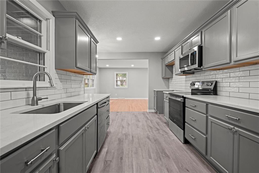 6100 Englewood Avenue