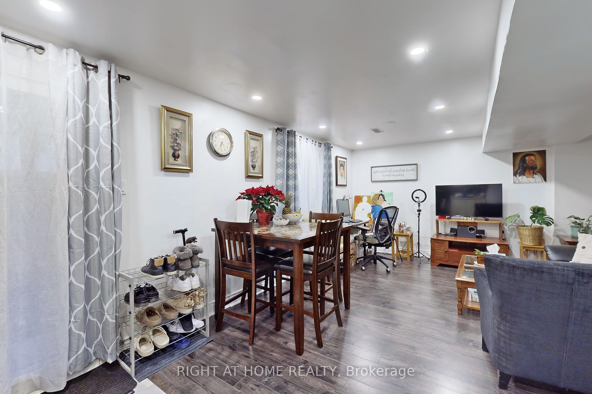 22 W Carr Dr