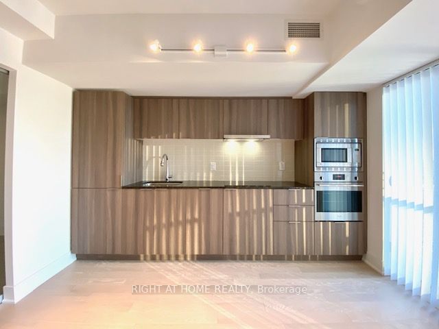 955 Bay St 2702