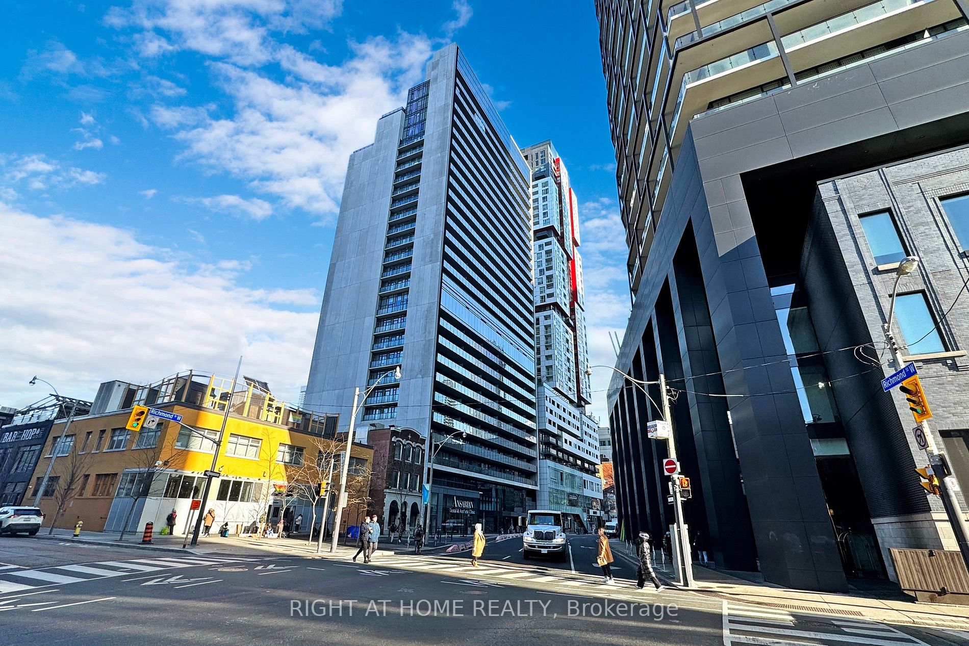 330 W Richmond St 209
