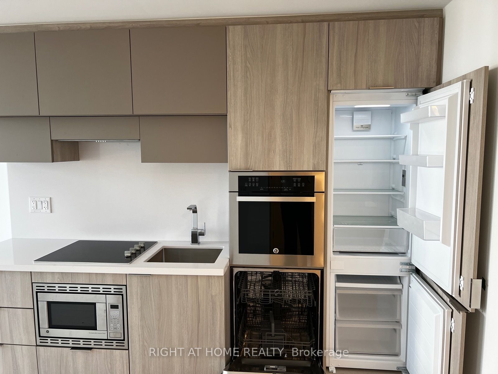 39 Roehampton Ave 1610