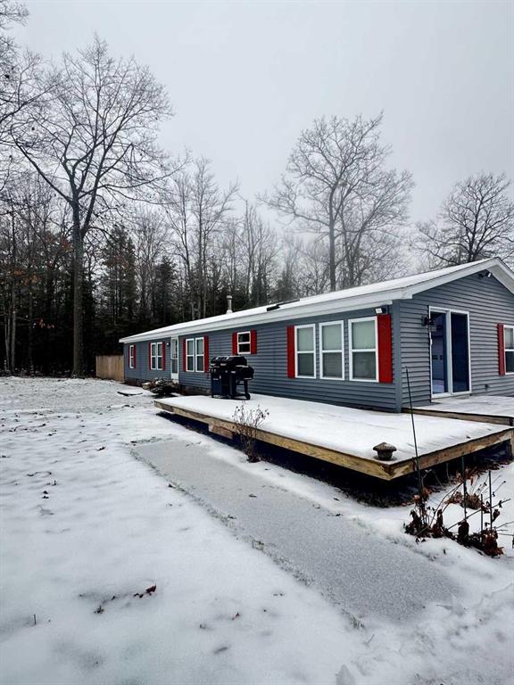 A well-presented property offering comfortable living spaces in a desirable location. The home features a practical layout, ample natural light, and well-sized rooms throughout. Conveniently located close to local amenities, schools, and transport links, this property is ideal for families, professionals, or investors seeking a solid and appealing home. This is a manufactured home.