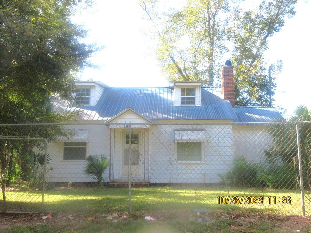 1225  N.  Steven St. Two bedroom one bath home on a corner lot with fenced in yard. A 1.17 acre tract on Stevens St. (Parcel 001029009) has been added for the sale of this property. Additional renovated attic space can be used as bonus room. Nice large workshop.  Large laundry room. Home has  lots of potential.