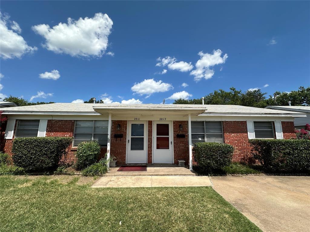 This duplex unit is just east of the University of Oklahoma campus. The living area has vinyl flooring, built-in bookshelves, and a large window that lets in lots of natural light. There is access to the backyard through the kitchen. The kitchen has a refrigerator, stove, and dishwasher. A washer and dryer are provided. The two bedrooms have carpet and ceiling fans. Each duplex provides a driveway and a quiet street with minimal traffic. The security deposit is $975. The new lease will go through May 31st, 2027. This is a no-pets and non-smoking unit.
