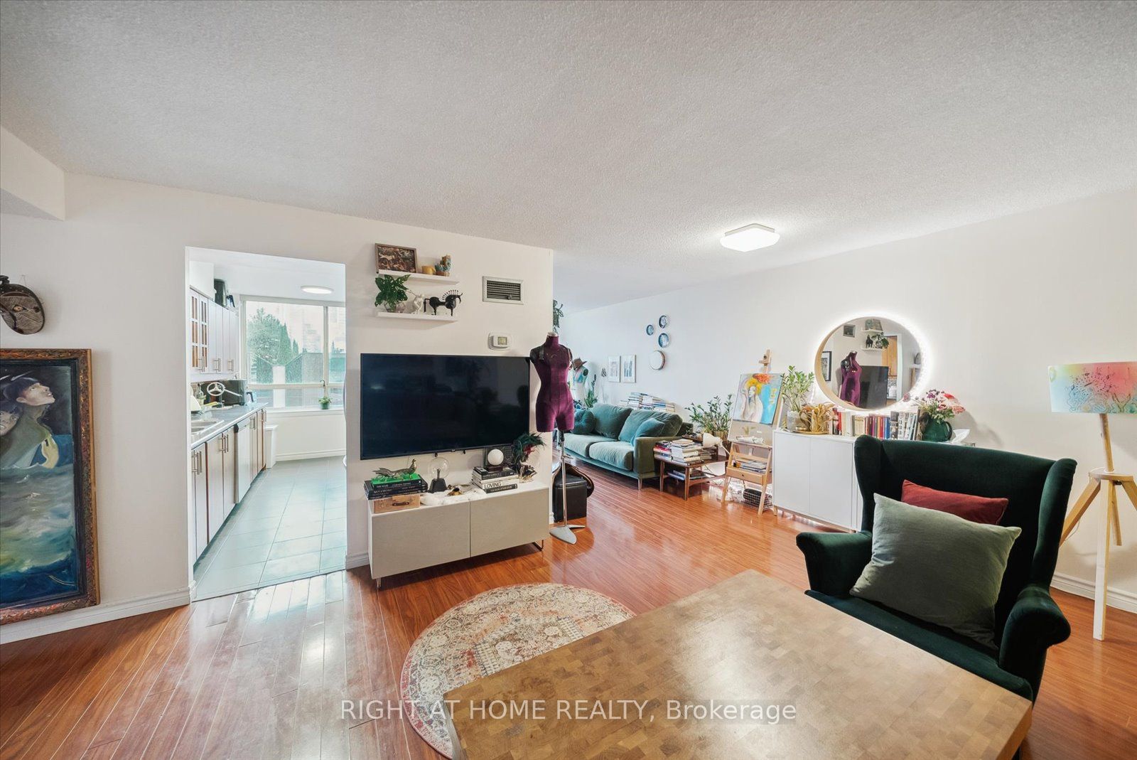 633 Bay St 1407