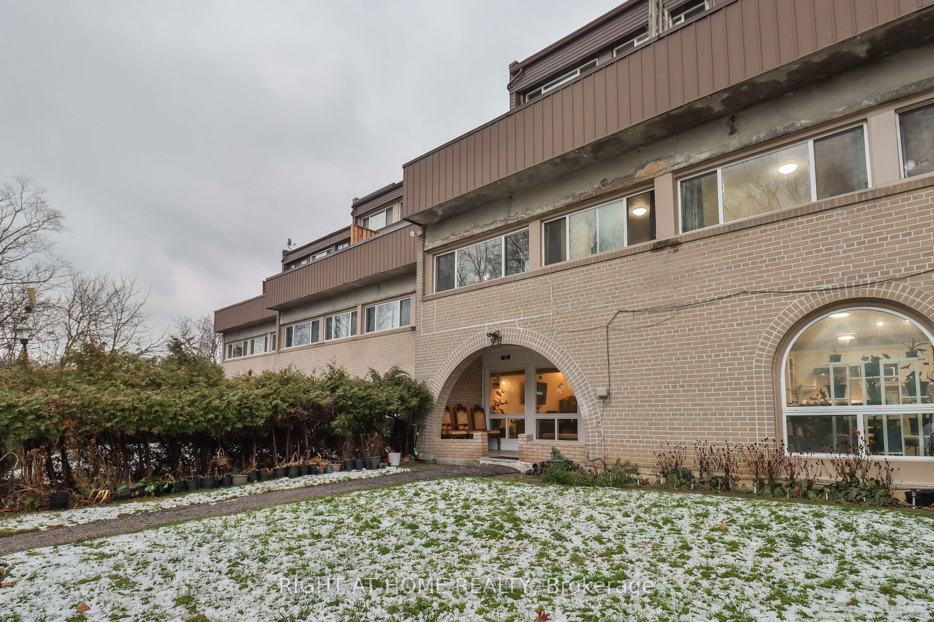 19 London Green Crt 98