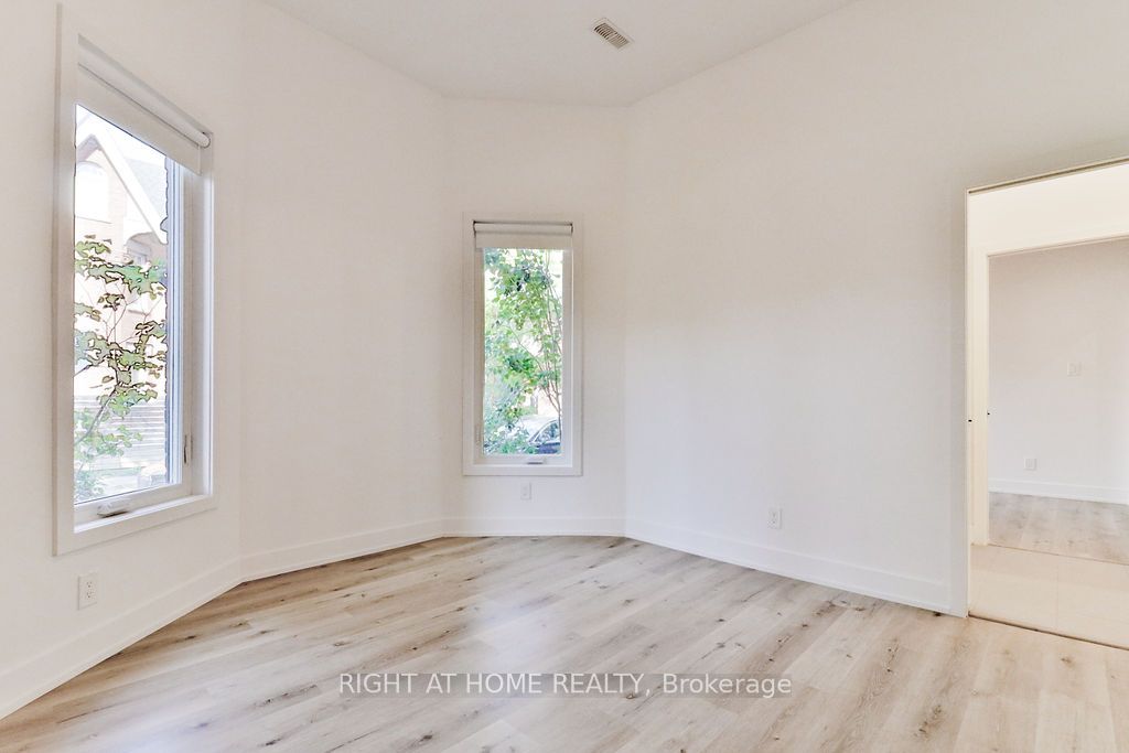 45 Brock Ave 101