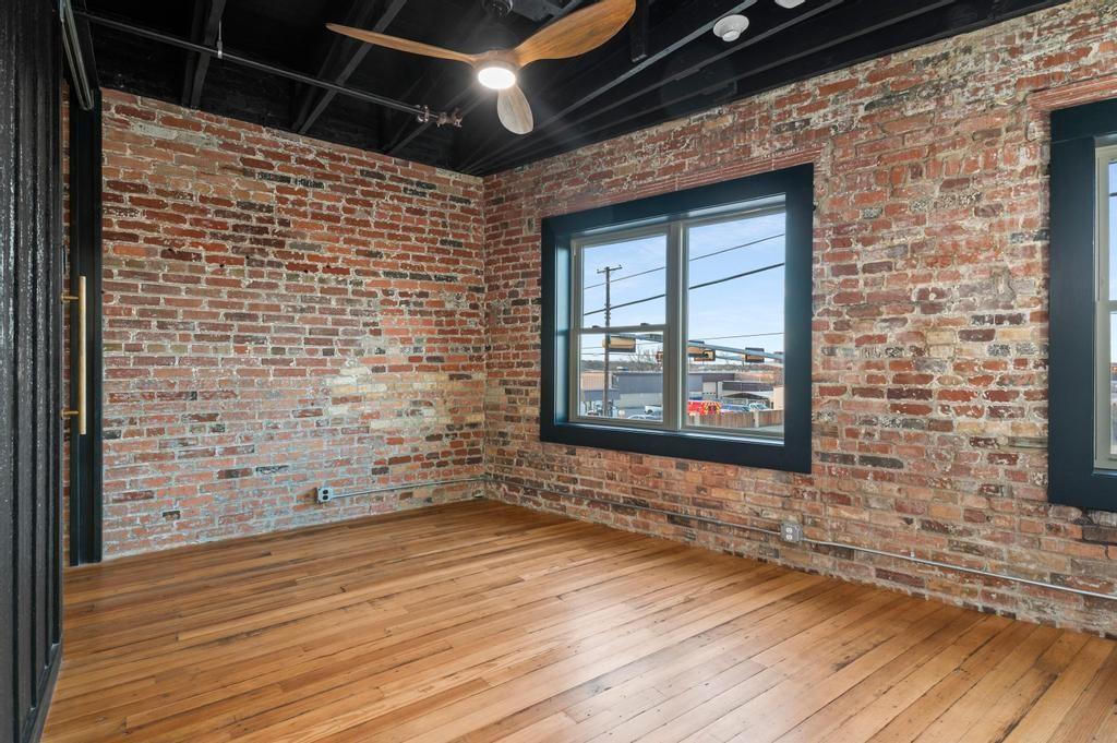 330 W Lamar Street 202