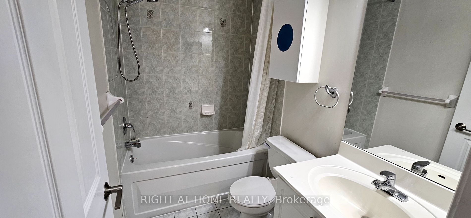 61 Town Centre Crt Th67