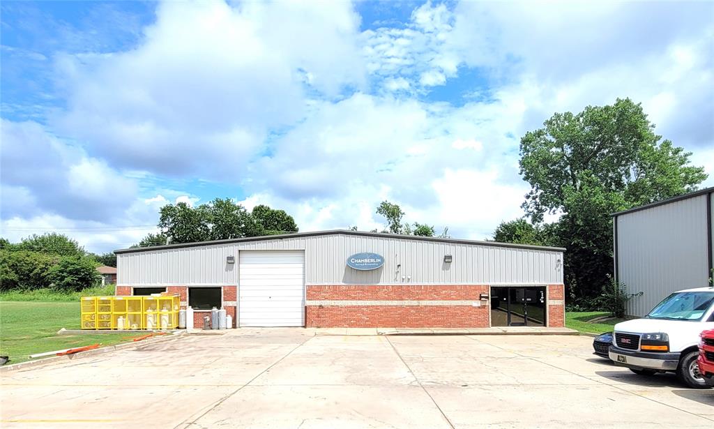 FOR SALE: Office/Warehouse Currently leased at $5600 per month with strong tenant. This property has  convenient access to major thoroughfares and the growing Oklahoma City metro, this property offers the perfect blend of functionality, visibility, and accessibility.Property Highlights:Flexible office/warehouse layout ideal for a variety of business usesSpacious warehouse area with room for storage, distribution, or light manufacturingDedicated office space for administrative operations or client meetingsEasy access for deliveries, loading, and logisticsAmple parking for employees and customersLocated in a thriving commercial corridor with strong surrounding growthGreat commercial real estate investment.Don’t miss this opportunity to own in one of the fastest-growing areas in the OKC metro!Contact today for pricing, additional details, or to schedule a private tour.