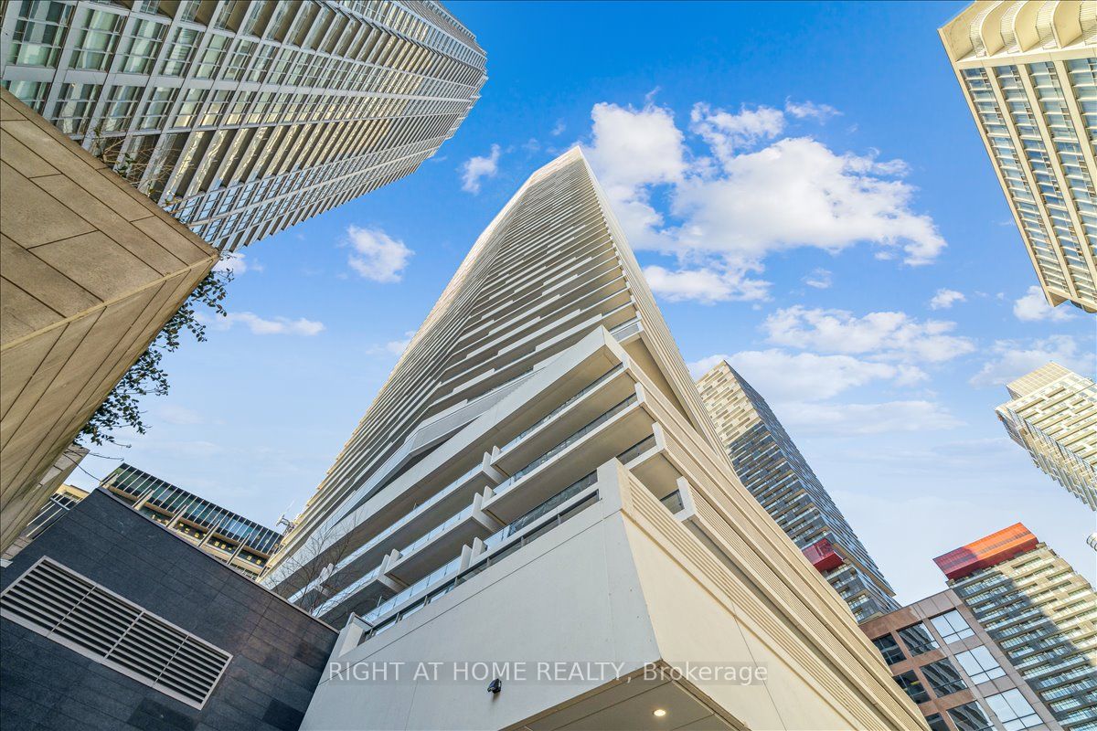 2221 Yonge St 2407