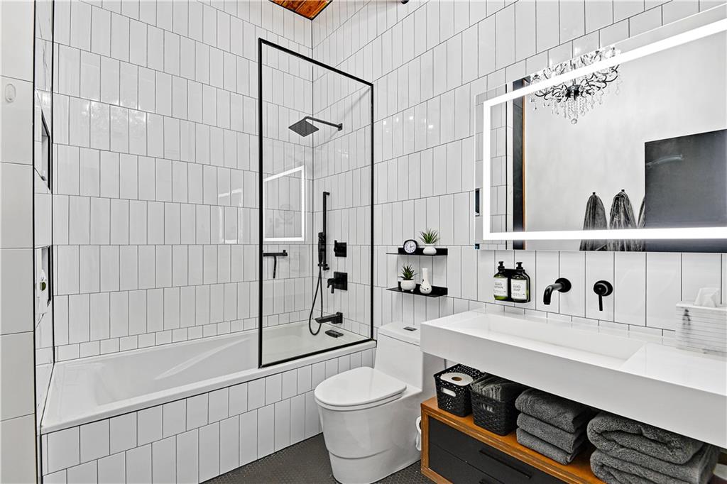 306 W 7th Street 302