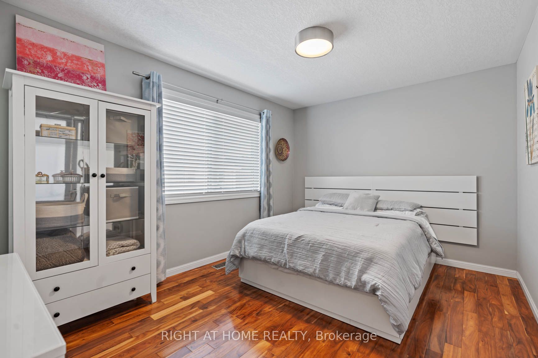 2420 Baintree Cres