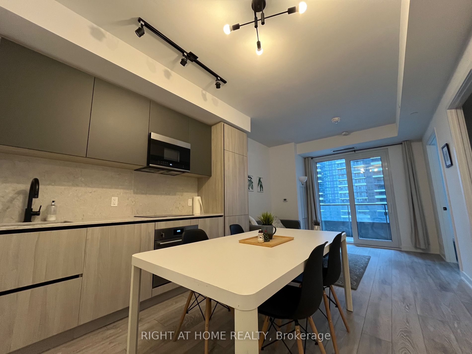 108 Peter St 1705