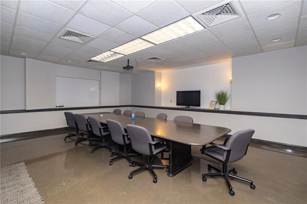 8320 N Oak - 222 Trafficway