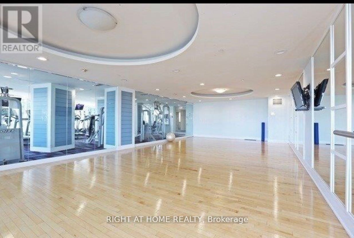 18 Yonge St 1201