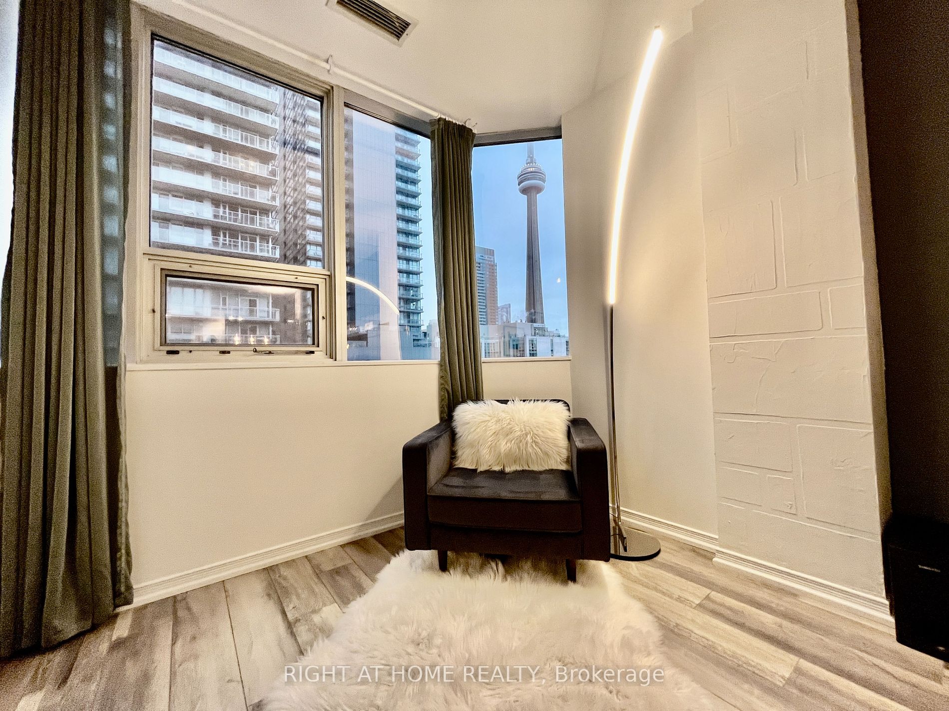 393 King St 1106