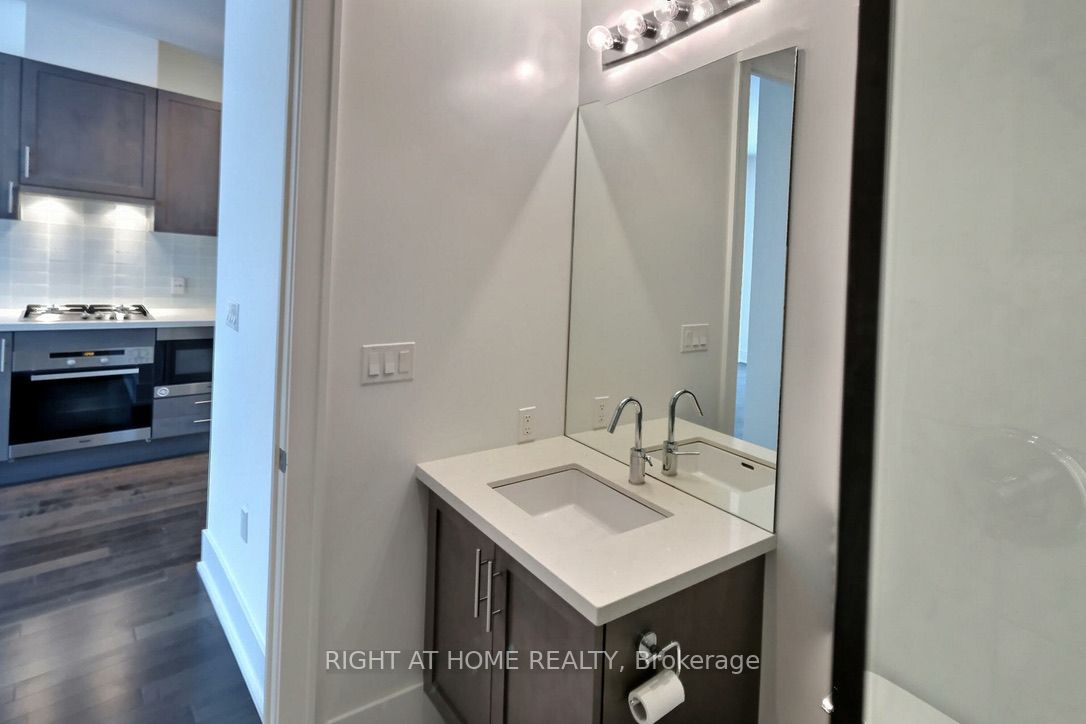 39 E Queens Quay 330