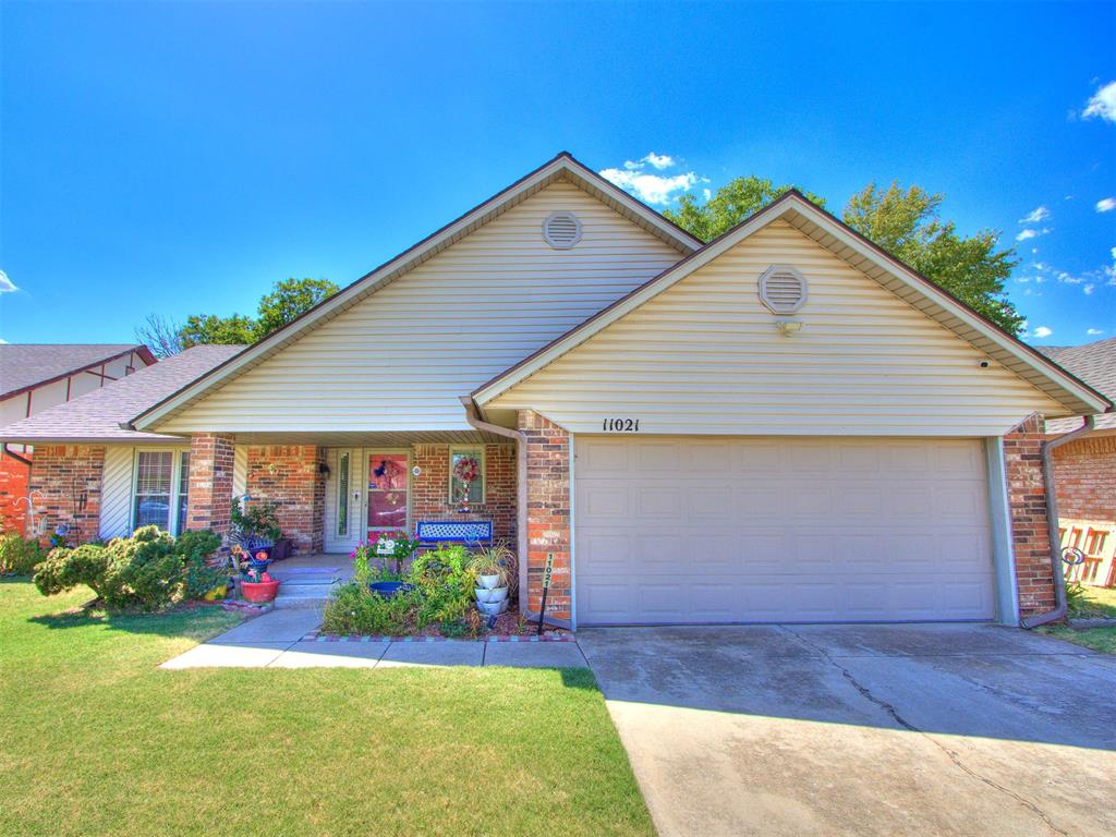 This 3 Bedroom 2 bath home located in Eagle Ridge offers 2029 sq.ft. of space.  The home includes 2 living and 2 dining areas with many updates: lighting fixtures, flooring and updated kitchen with soft-close cabinet drawers, Breakfast Bar and Breakfast Nook with Built-in Cabinet space.  Newer fence in the well landscaped backyard with plenty of space to garden and enjoy.  The backyard also includes a Storage Shed.
