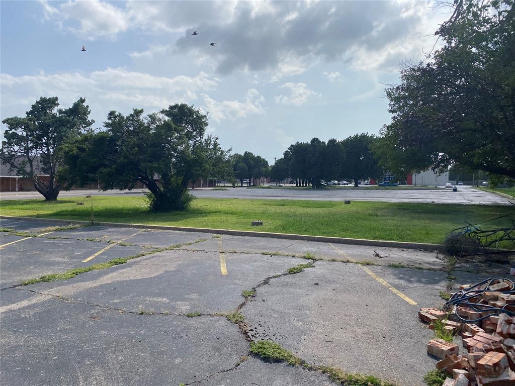 AMAZING Western Avenue Frontage,one of the busiest streets in OKC. *Perfect New Building Site! With On Cue on corner of 59th, Close to State of the Art Laundromat within 1000 ft, 2 Auto Parts locations nearby &  Many new businesses in area.    Don't Delay Call Today ! This is a Super Location.   Lot size can be increased to the East.