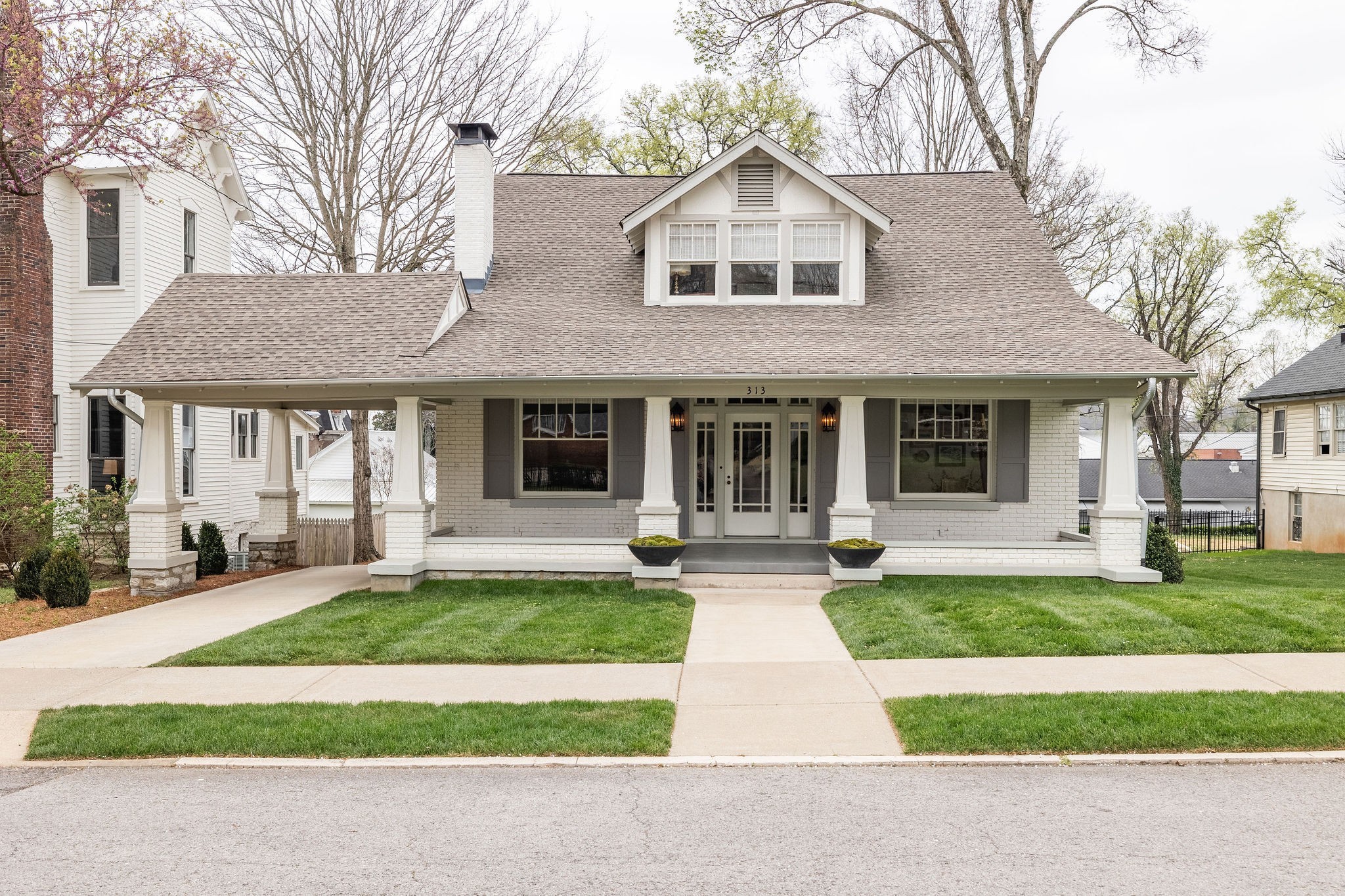 313 W 6th St