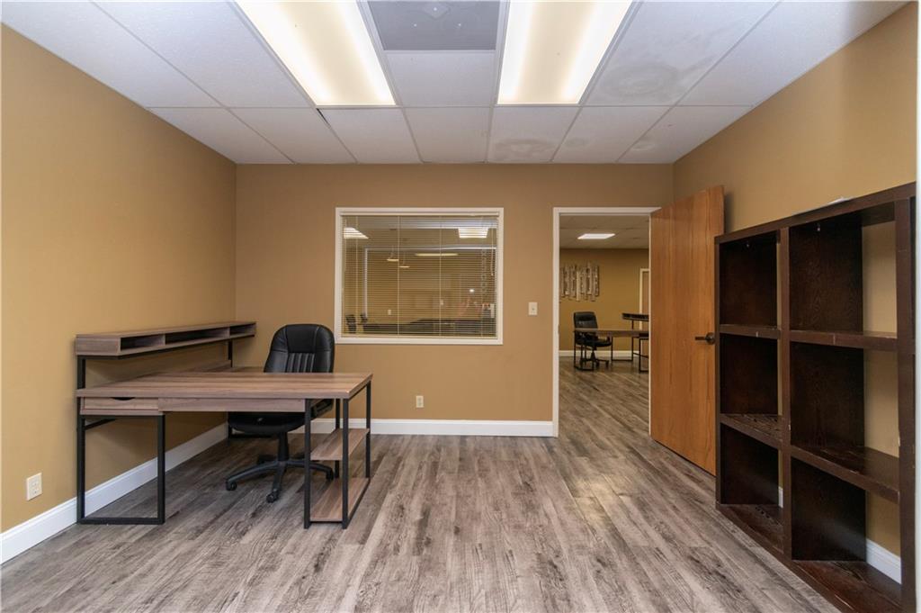 8320 N Oak - 222 Trafficway