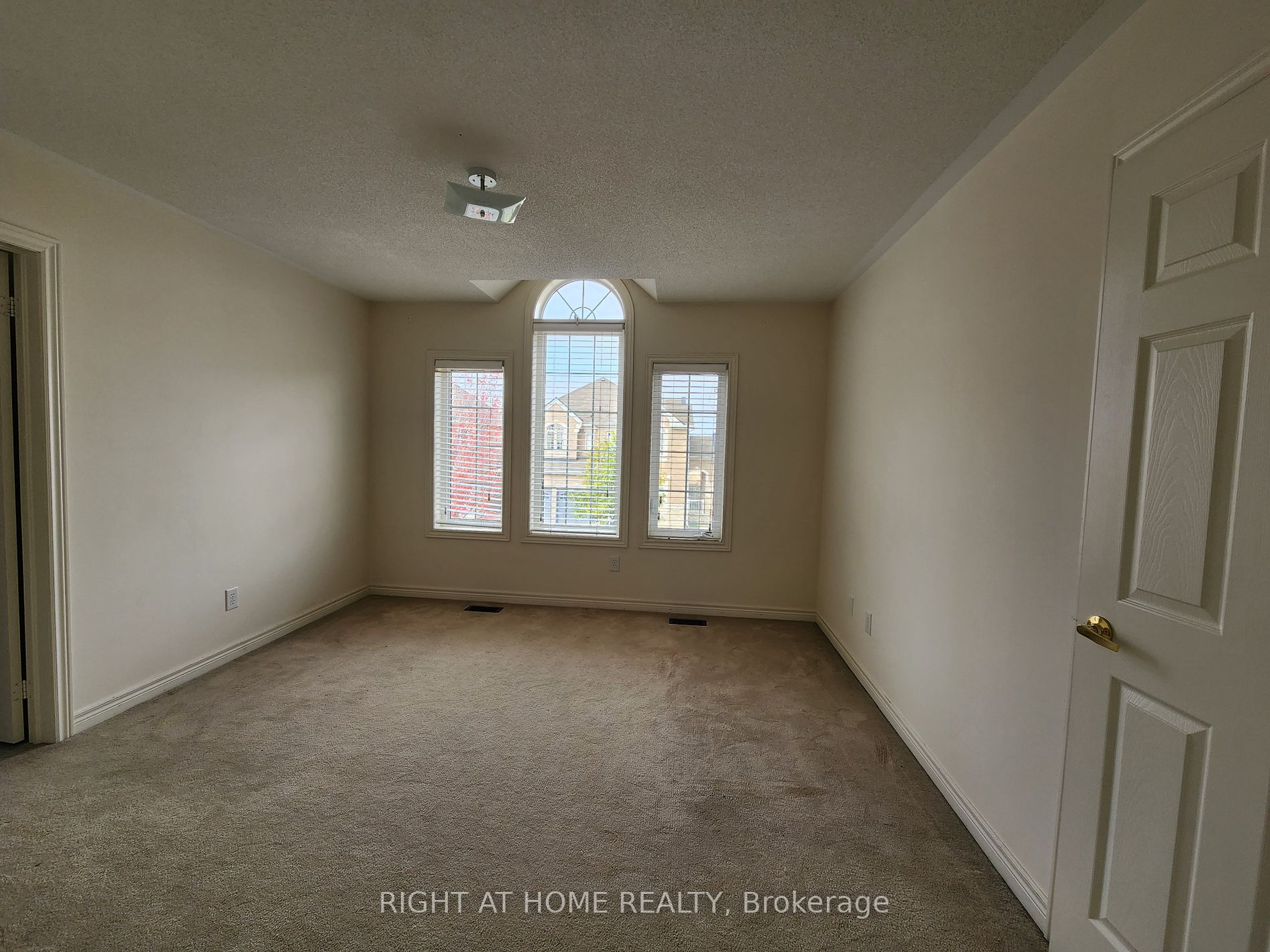3185 Larry Cres