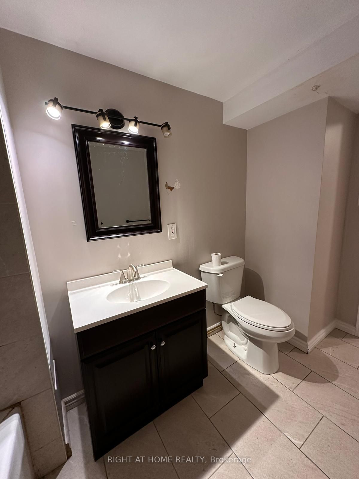 362 Kirby Cres Lower