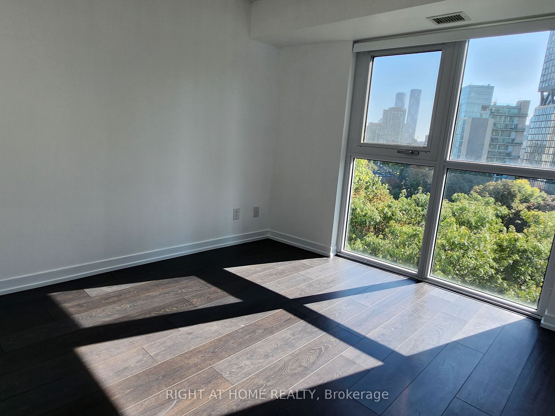 219 E Dundas St 805